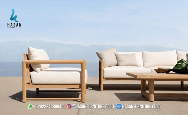 Set kursi lounge jati minimalis model Breeze dengan rangka silinder dan bantalan putih di teras mewah dengan pemandangan laut