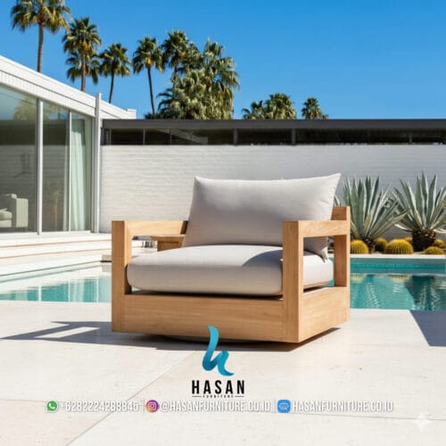 Kursi santai putar Pacific dari kayu jati solid dengan bantalan abu-abu muda di samping kolam renang mewah