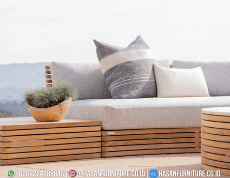 Kursi santai kayu gaya modern minimalis dengan bantalan abu-abu, pemakaian.