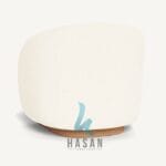 Tekstur kain Riviera Ivory yang lembut dan mewah pada kursi lounge Como.