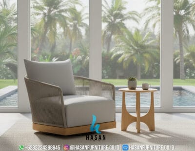 Kursi lounge putar Avalon dari kayu jati dan rope dengan latar belakang teras mewah dan kolam renang gaya tropis