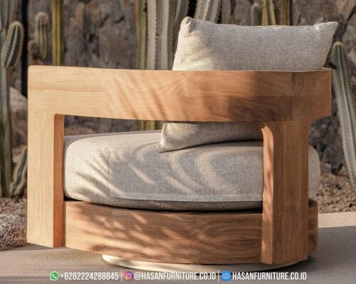 Kursi santai putar Victoria dari kayu jati solid dengan desain tripod klasik di area lounge tropis