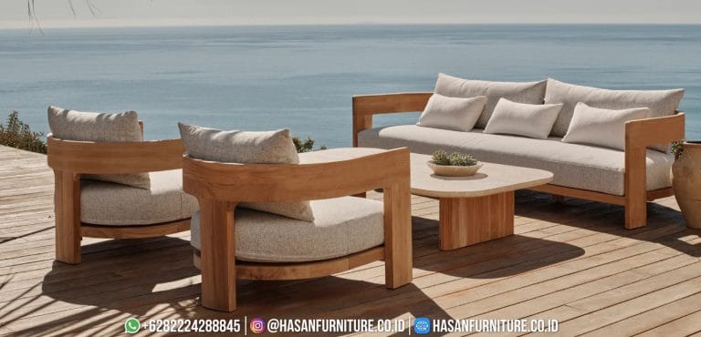 Victoria sofa 2 dudukan dari kayu jati solid dengan desain sandaran melengkung elegan dan bantal empuk untuk teras