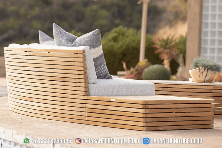 Tahiti Sofa Lengkung Jati 2 Dudukan Outdoor ditempatkan di taman dengan nuansa santai dan mewah