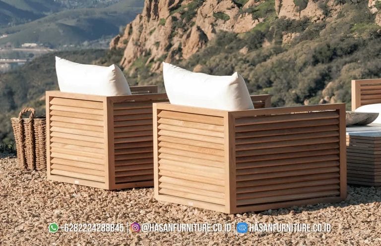 Louver sofa jati outdoor 2 dudukan dengan desain kisi modern dan bantal putih untuk teras mewah
