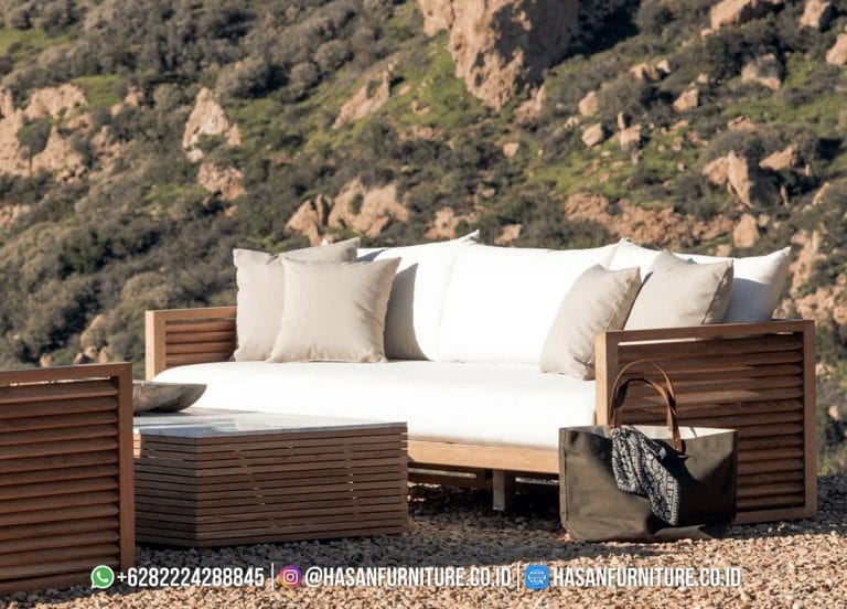 Sofa louver 3 dudukan dengan bantalan putih tahan cuaca