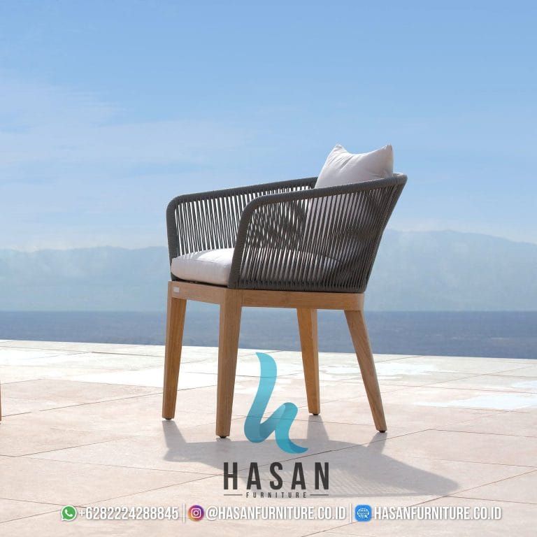 Kursi Avalon jati sudut tiga perempat dengan detail sandaran dan dudukan