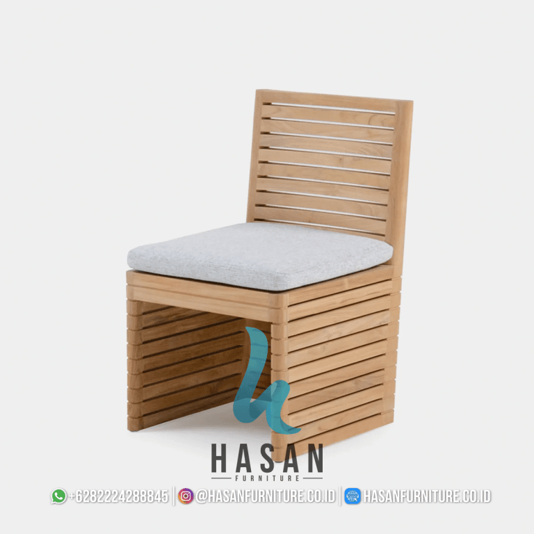 Detail dudukan empuk berlapis kain abu-abu pada kursi makan jati Jepara