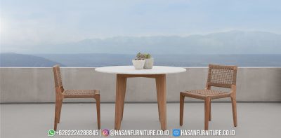 Armless dining chair rope jati di area outdoor dengan background taman