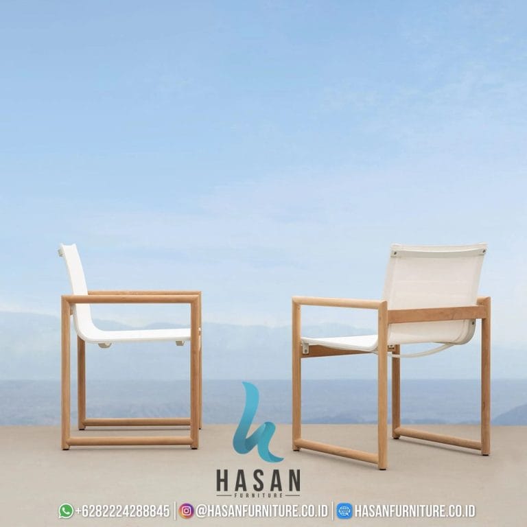 Kursi makan Breeze jati minimalis nampak di luar ruangan