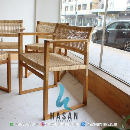 Tampilan samping kursi makan jati Noosa dengan desain minimalis dan detail tali anyaman