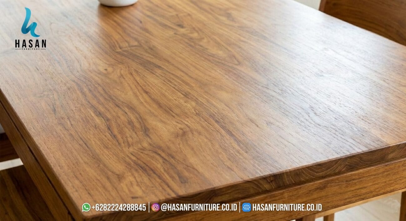 Detail tekstur dan serat kayu jati asli Jepara dengan finishing berkualitas tinggi.