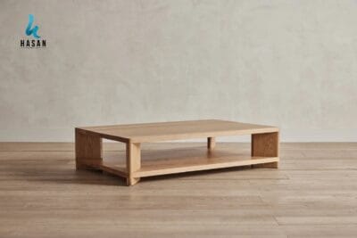 Ruang tamu minimalis dengan meja kopi kayu, dan rak dinding kayu jati yang memberikan kesan luas pada ruangan kecil.