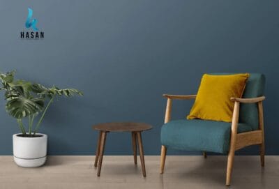 Ruang tamu minimalis dengan kursi lounge kaki ramping dan side table kayu jati yang memberikan kesan luas pada ruangan kecil.