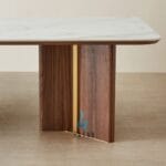 Detail konstruksi kaki pilar kayu jati dengan aksen gold brass yang elegan