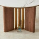 Detail pilar kayu jati dan logam gold pada meja makan bundar