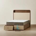 Penampilan laci depan motif fluted cream pada ranjang jati