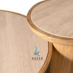 Detail tekstur marmer alami meja samping jati