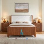 Penataan interior kamar menggunakan bed frame jati fluted sebagai pusat perhatian.