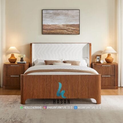 Penataan interior kamar menggunakan bed frame jati fluted sebagai pusat perhatian.