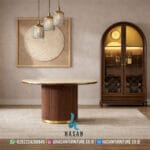 Penataan meja makan pilar jati di dalam ruangan dengan dekorasi elegan