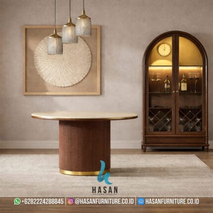 Penataan meja makan pilar jati di dalam ruangan dengan dekorasi elegan