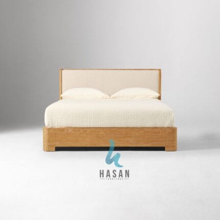 Tampak depan Modern Wingback Jati Bed dengan sandaran kain krem