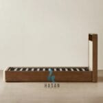 Tampak samping tempat tidur jati tanpa kasur memperlihatkan rangka