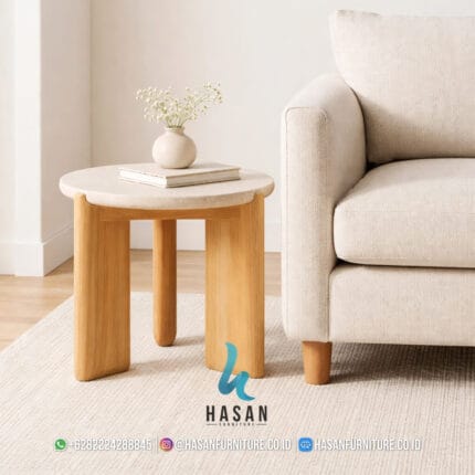 meja samping bulat jati marmer mewah di dalam ruang tamu