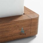 Detail pengerjaan halus sudut melengkung pada rangka tempat tidur jati.