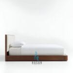 Profil samping tempat tidur jati menunjukkan ketebalan kayu solid.