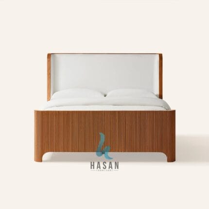 Tampak depan tempat tidur jati fluted dengan desain minimalis modern.
